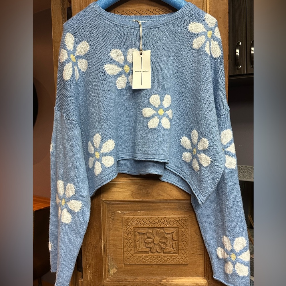 Moon & Madison blue cropped sweater white daisy NWT